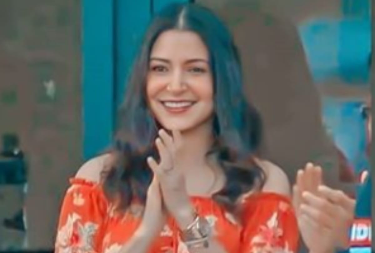 Anushka sharma cheers to virat kohli and flaunts baby bump