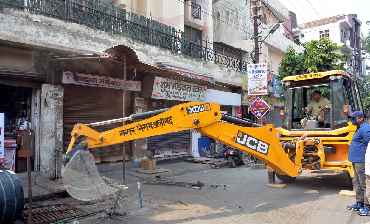 Aligarh: Encroachment collapsed in Golden Jubilee Nagar