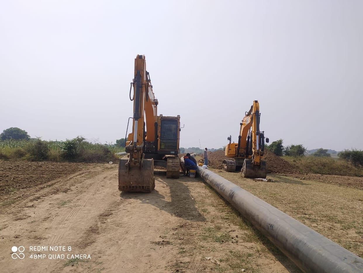 Jalaun: Angry farmers stopped due to non-compensation, work of petrol pipeline