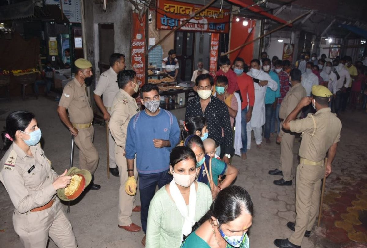 huge crowd of devotees gathered in banke bihari temple vrindavan