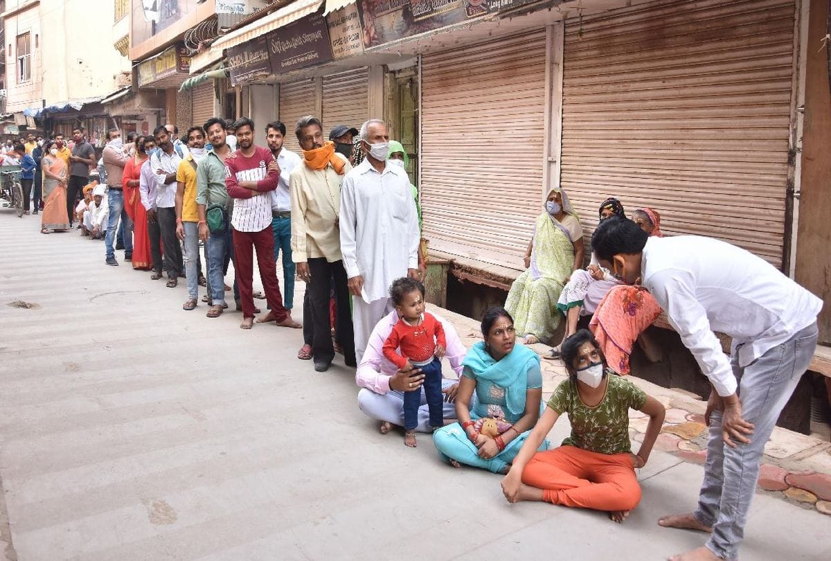 huge crowd of devotees gathered in banke bihari temple vrindavan