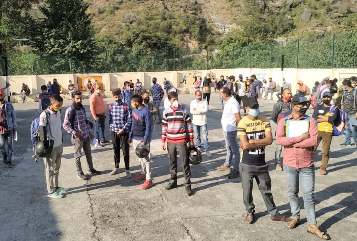 conductor bharti: candidate viral question paper on whatsapp take photos with mobile in exam centre