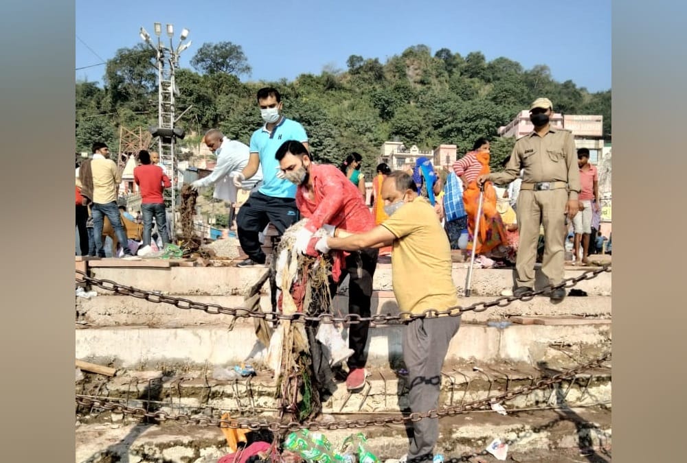 Haridwar: Kumbh Mela Officer IAS Deepak Rawat Done Cleaning in Ganga River, Photos