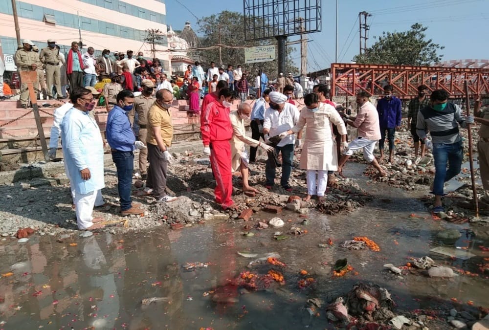 Haridwar: Kumbh Mela Officer IAS Deepak Rawat Done Cleaning in Ganga River, Photos