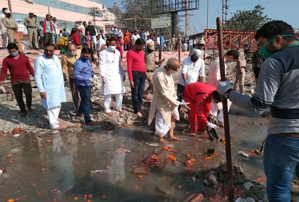 Haridwar: Kumbh Mela Officer IAS Deepak Rawat Done Cleaning in Ganga River, Photos