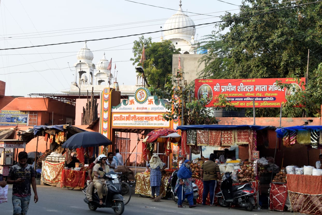 Devotees reach the temple without a mask, police closed the doors when social distancing broke