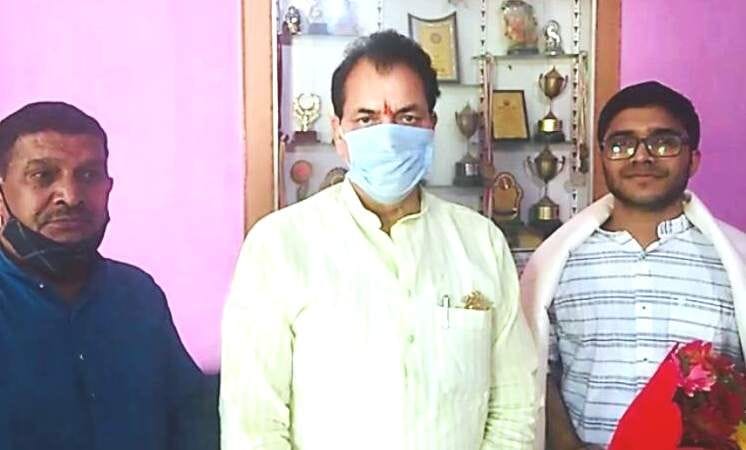 VIS president congratulates Uttarakhand topper Saurav in NEET