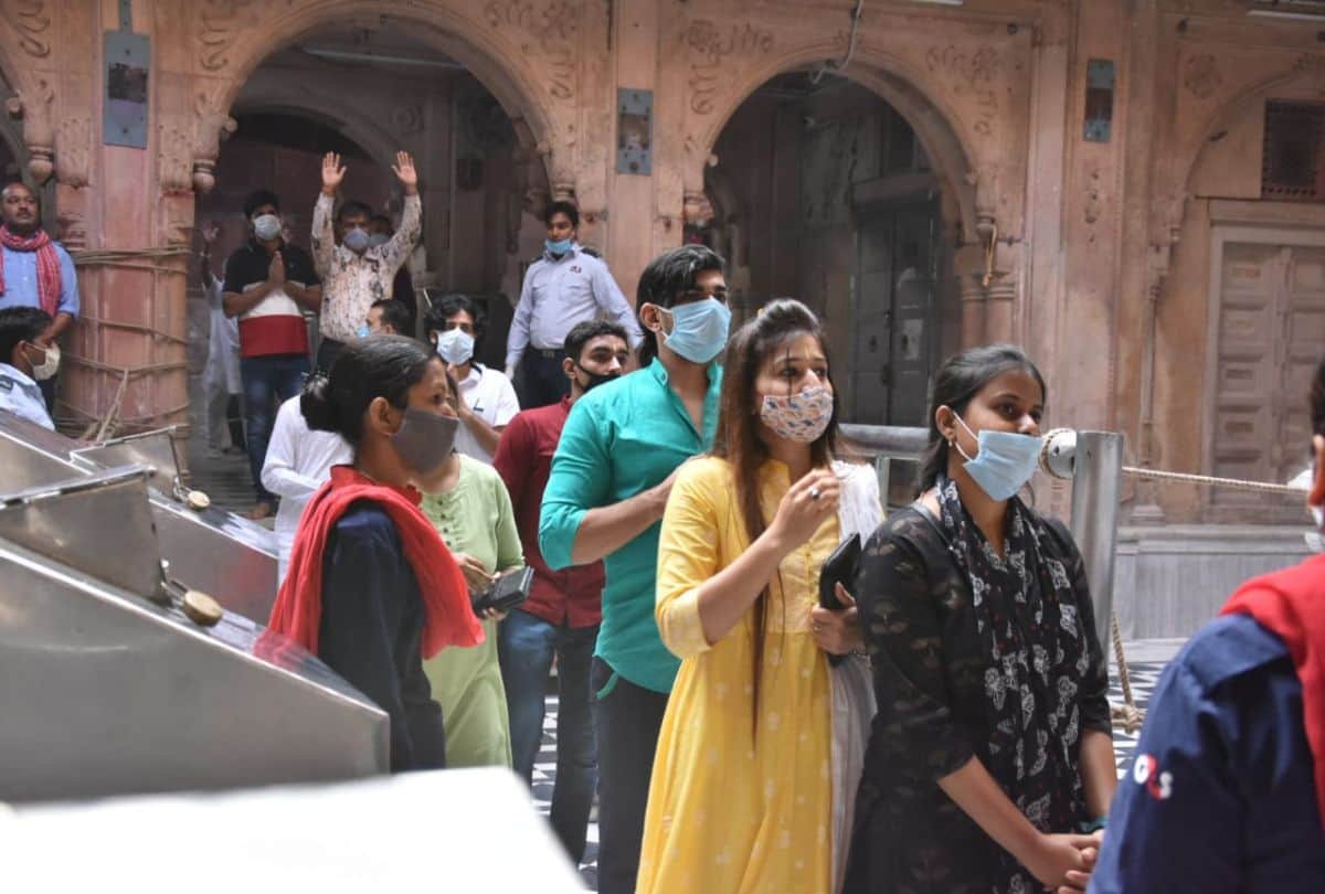 Unlock 2.0: Devotees Break Covid Protocol In Vrindavan Banke Bihari Mandir