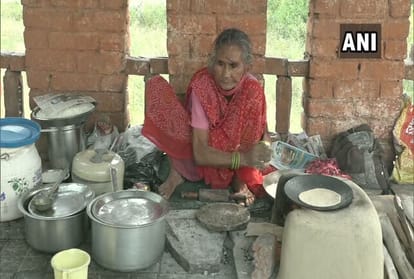 रोटी बनाती भगवान देवी