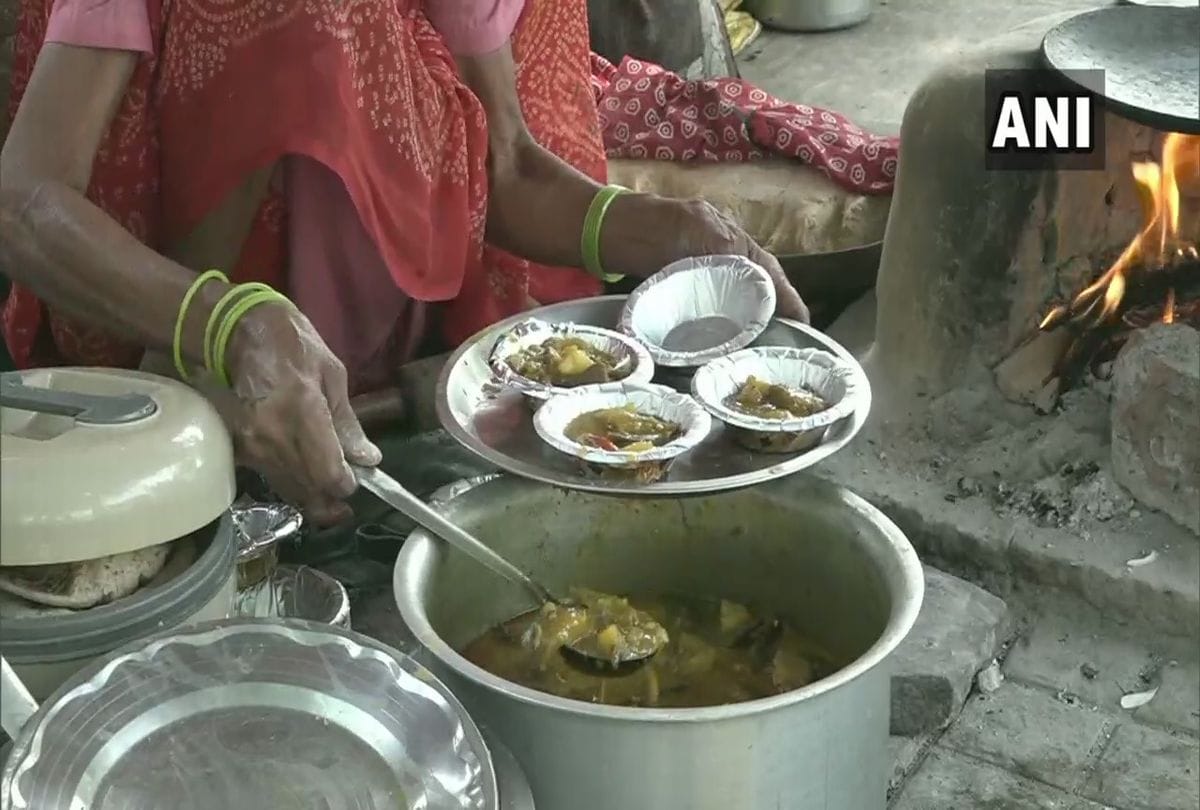 80 year old roti wali amma selling food at Rs. 20 for livelihood in agra
