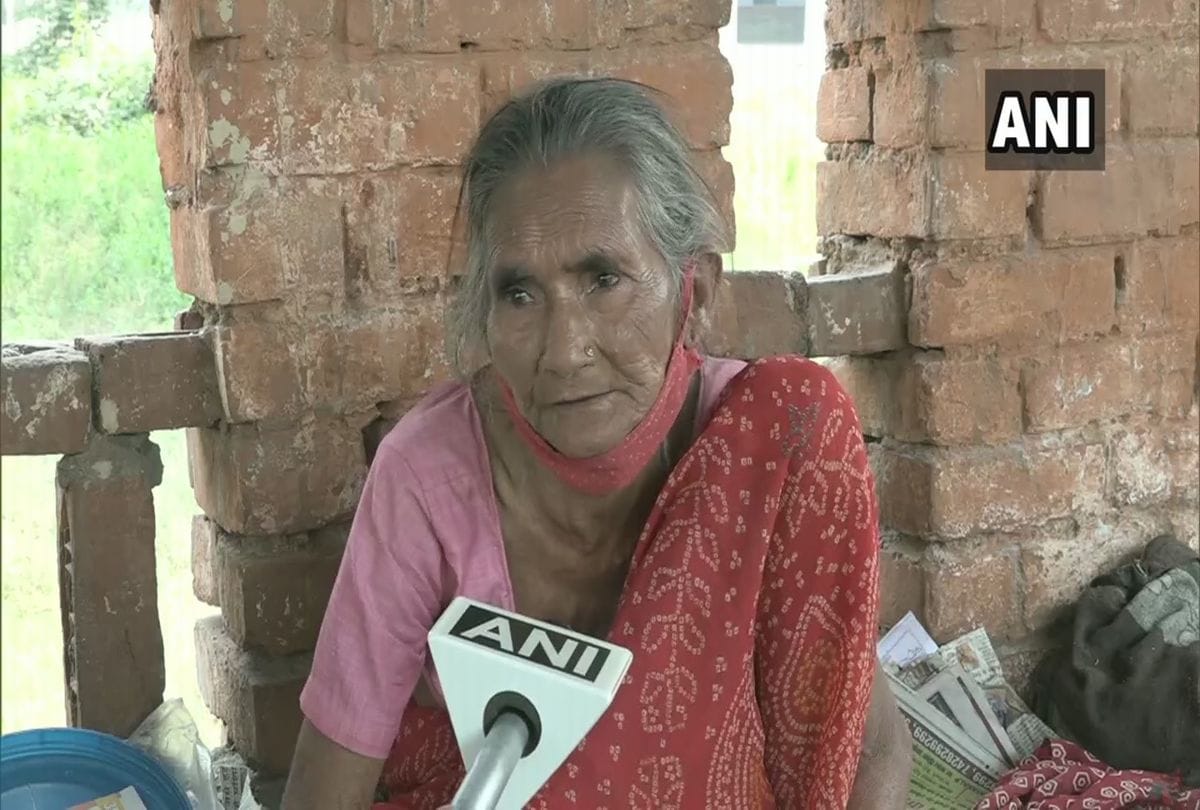 80 year old roti wali amma selling food at Rs. 20 for livelihood in agra