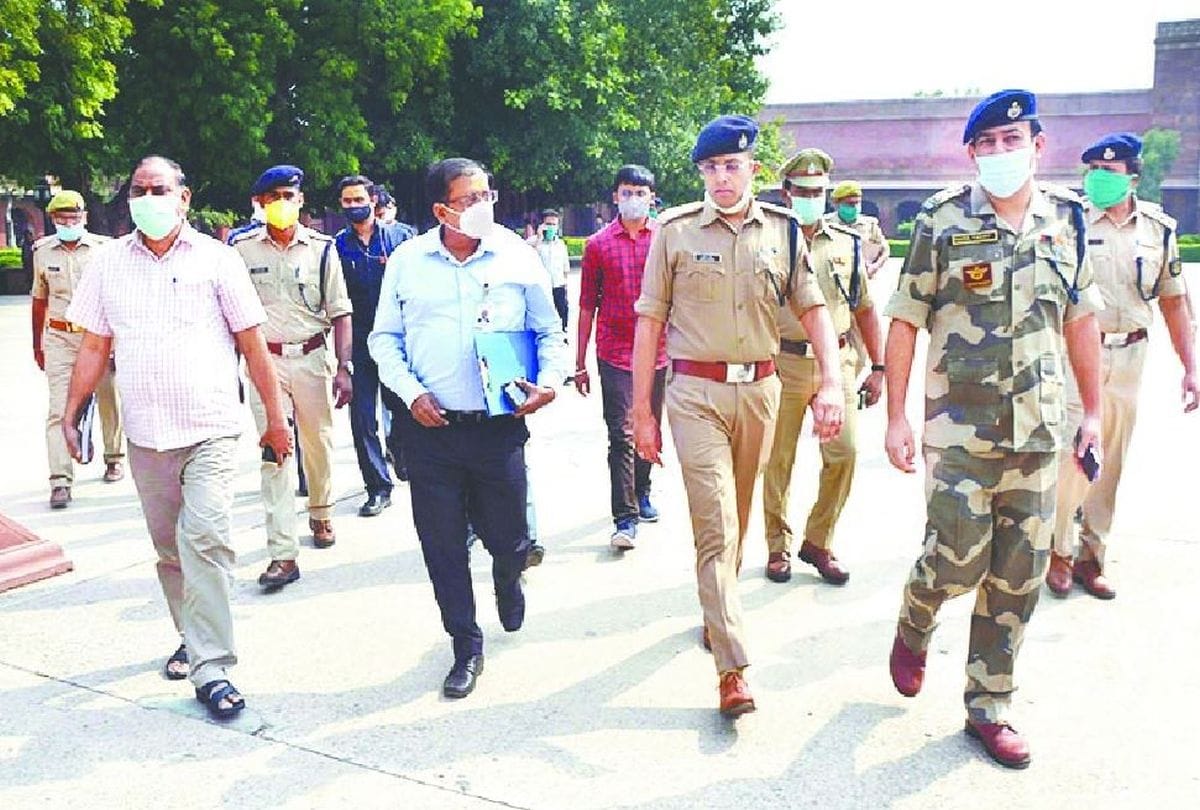 SP Security Dr. Sunil Kumar Gupta Visits Taj Mahal
