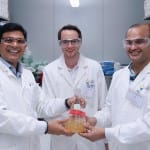 डॉ. रामकरण शर्मा (बाएं) साथी वैज्ञानिकों के साथ। संवाद