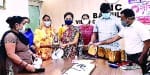 कलक्ट्रेट सभागार में प्रधानों को सम्मानित करते कमिश्नर व डीएम।