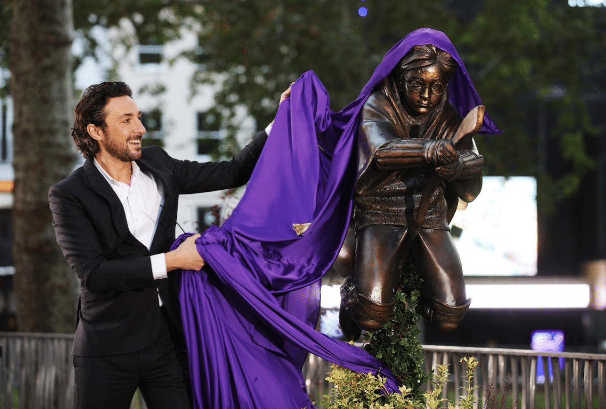 special celebration of 25 years of DDLJ Bronze statues of Raj and Simran will be installed in London