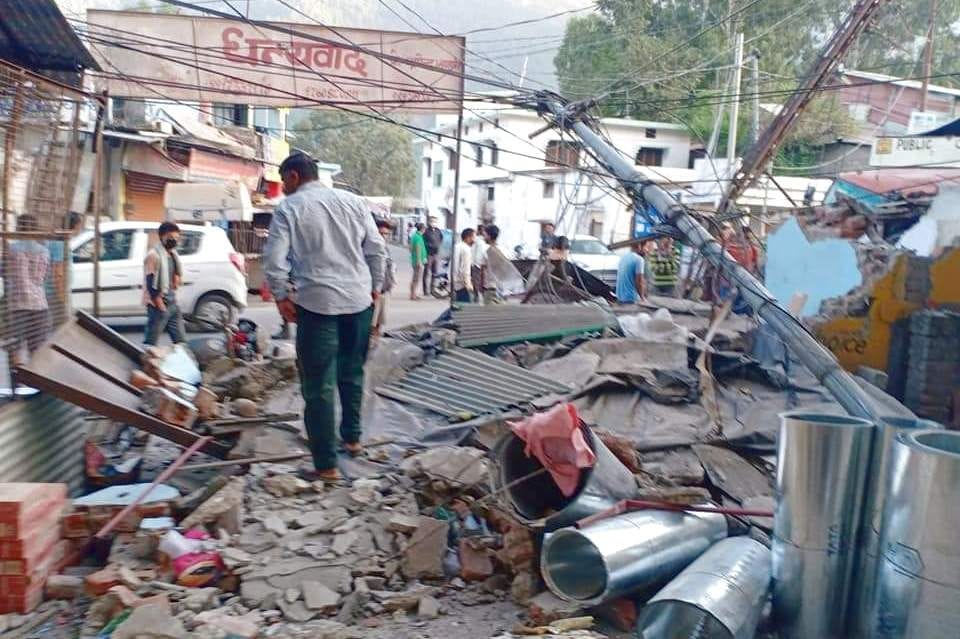 Uncontrolled truck enters shop, driver and cleaner injured