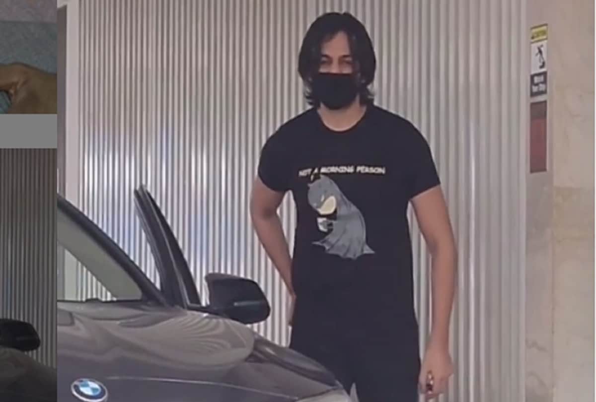 kartik aaryan launches his new movie dhamaka first look as arjun pathak on instagram