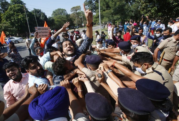 Police detained ABVP workers who going to protest outside Punjab assembly