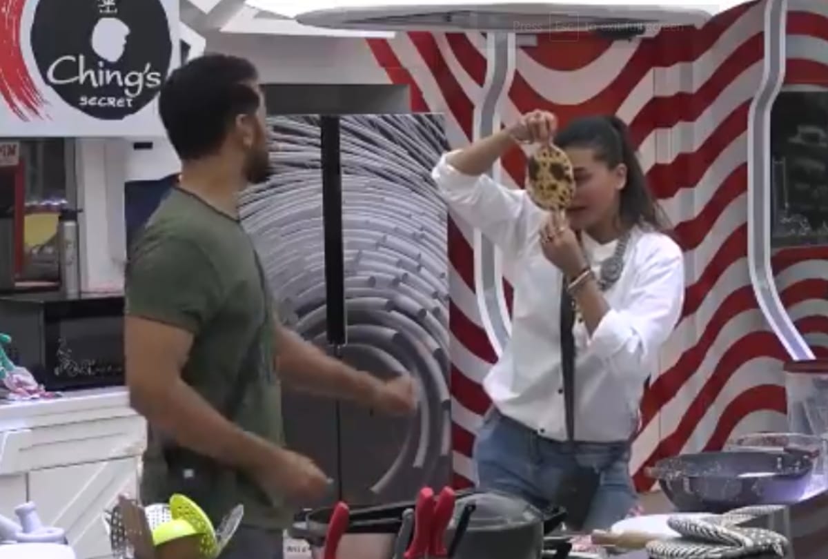 Bigg Boss 14 Pavitra Punia abhibav shukla Burns A Roti Calls Kitchen Ka Devta