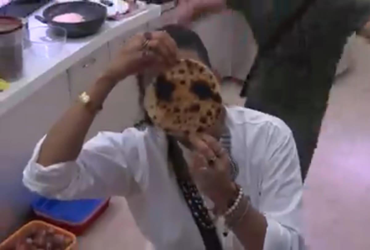 Bigg Boss 14 Pavitra Punia abhibav shukla Burns A Roti Calls Kitchen Ka Devta