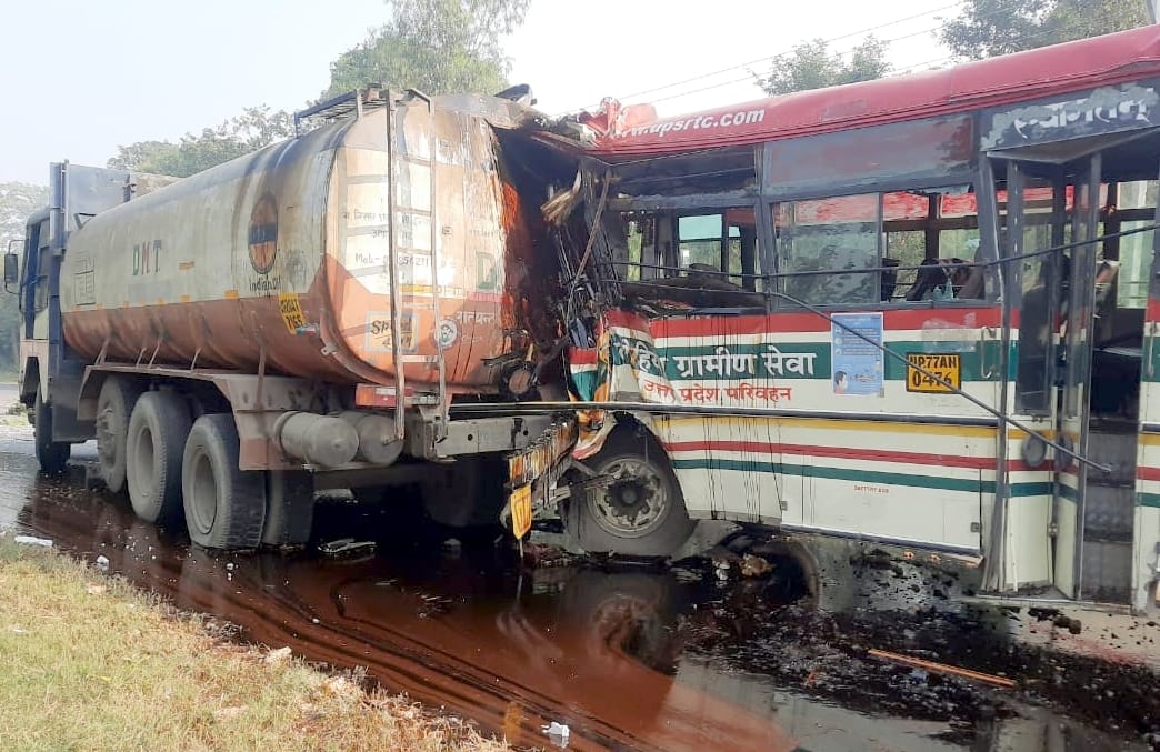 Uncontrollable roadways bus entered into a tanker