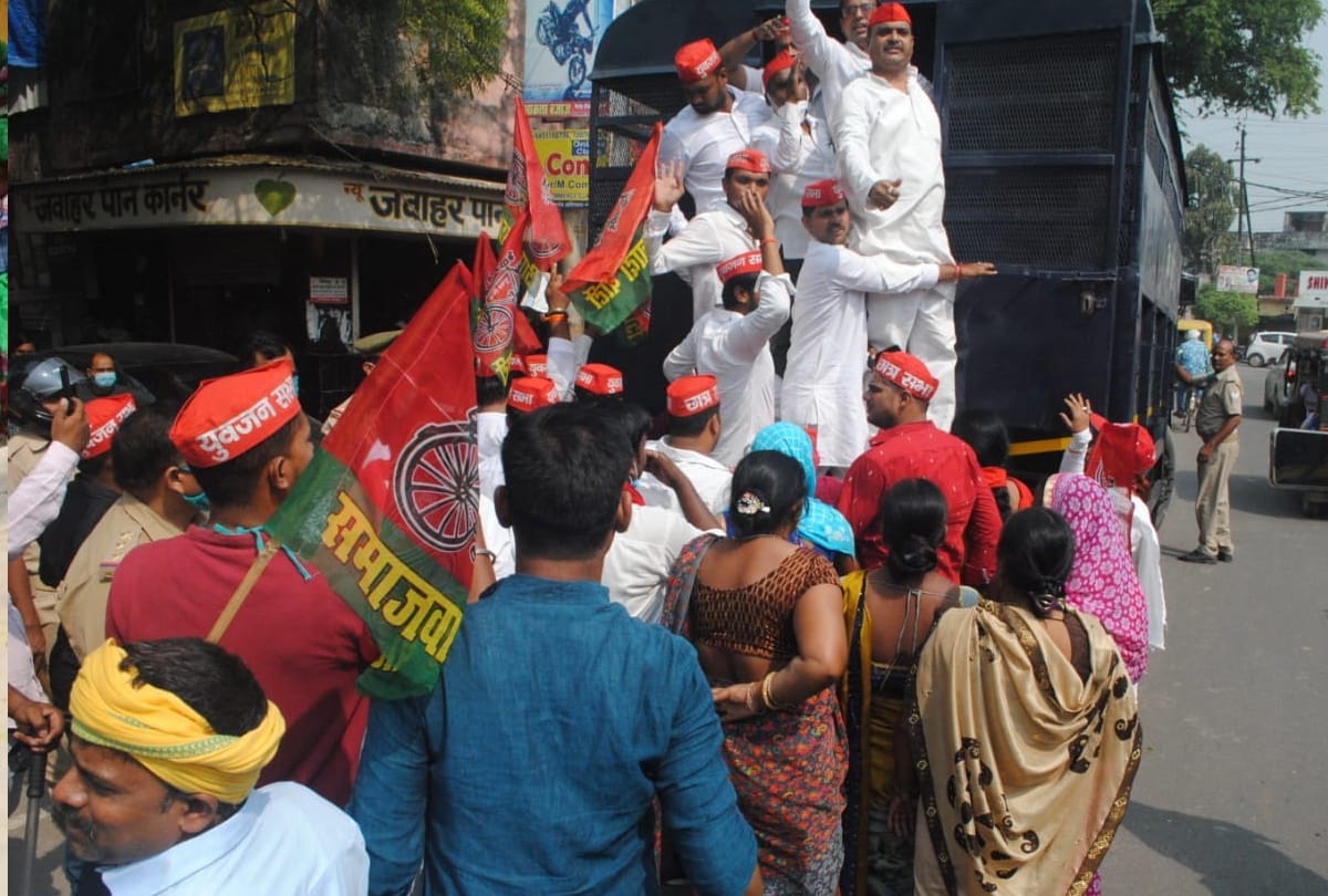 SP workers protest against UP Govt for Poor law and order