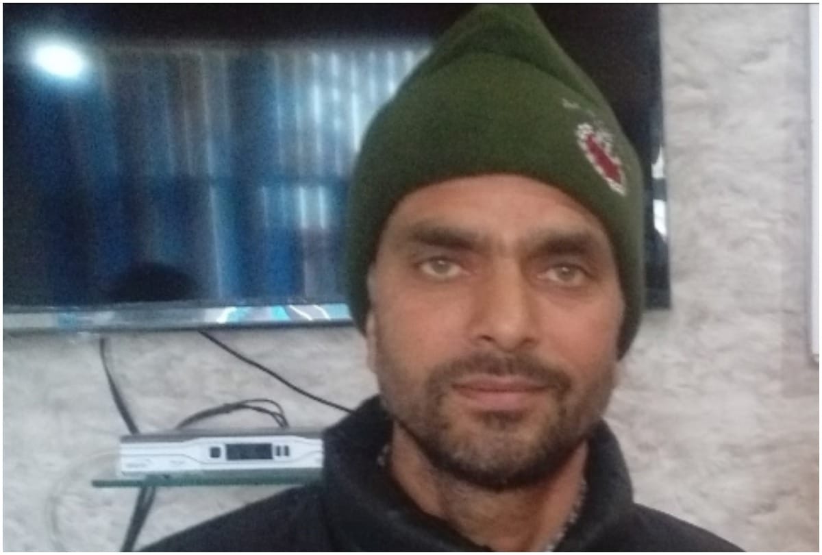 Terrorists attack JK Police inspector in Sundpora area of Anantnag district, Forces have cordoned off the whole area 