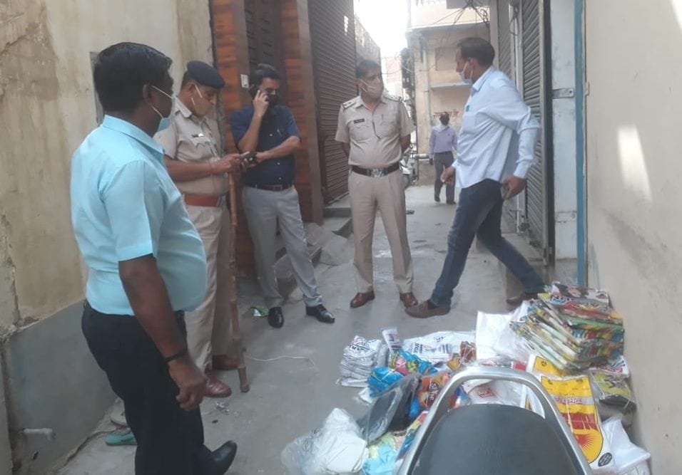 CM Flying and city council team seized 606 kg polythene from three shops