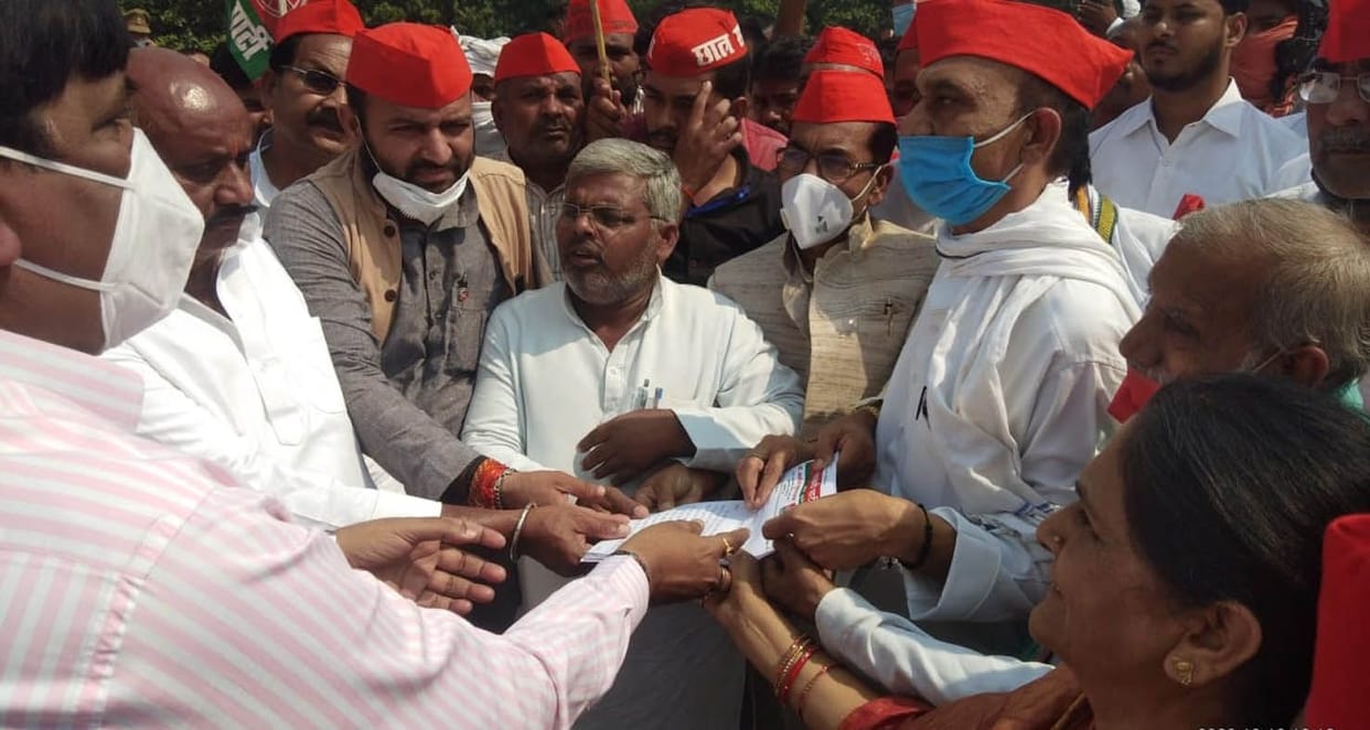 sp workers protested in padarauna