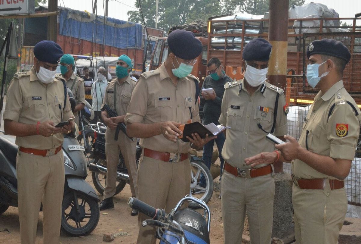 murder and loot near police post in agra