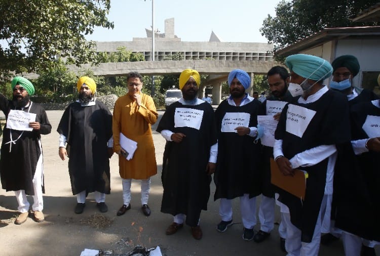 Aam Aadmi Party protest outside the Punjab assembly against Farm Laws