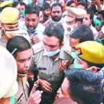 प्रदर्शनकारियों से बात करते हुए एसपी
