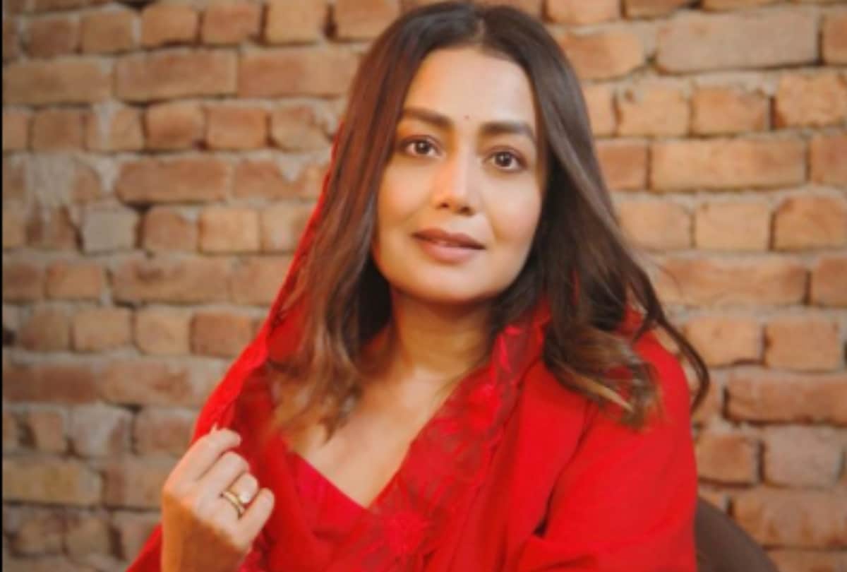 Neha Kakkar Blushed when Paparazzi asked about PAAJI Video Viral on Instagram