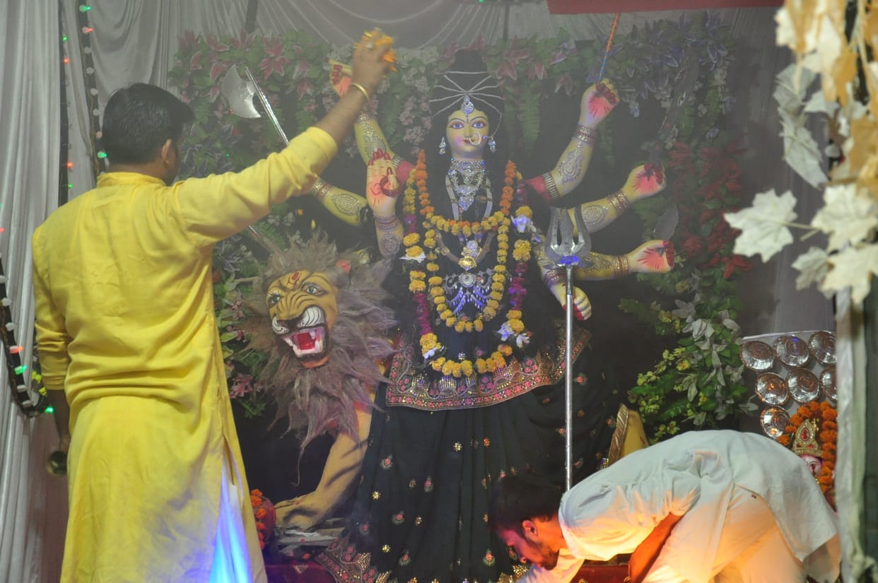 Brahm muhurt Bhakt line in temple
