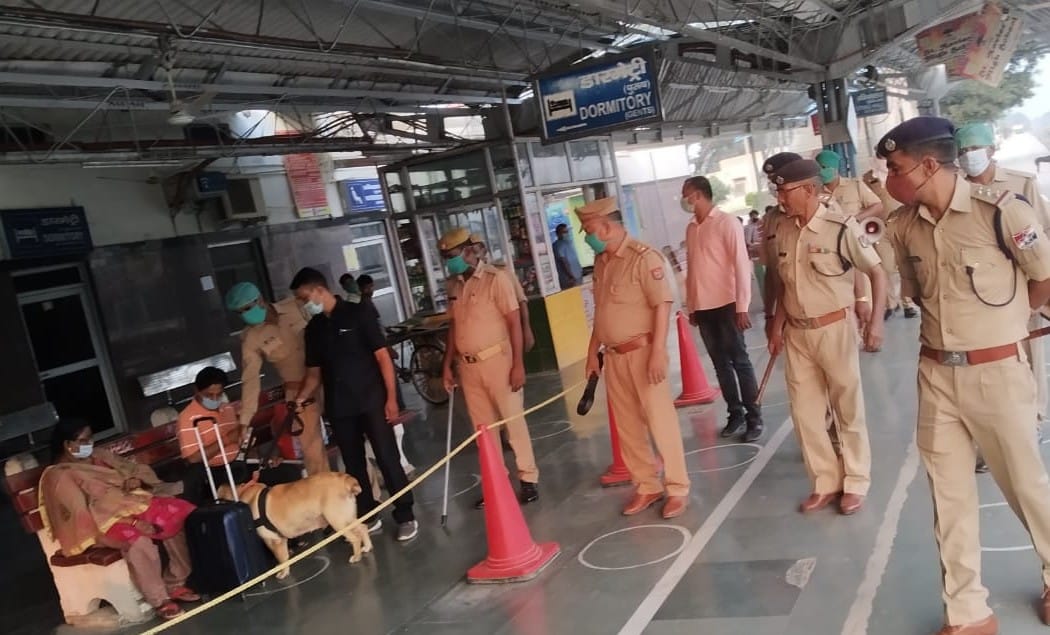 Checking operation carried out at Azamgarh railway station in view of security