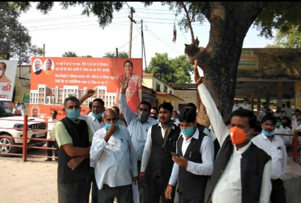 Union minister Smriti Irani attacked Gandhi family