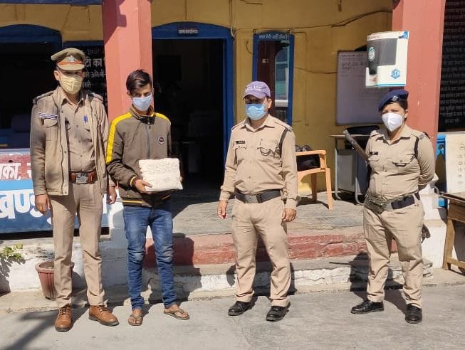 Police arrested a man with 652 grams of charas