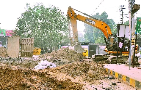 Trunk sewer line excavated at Bareilly College intersection