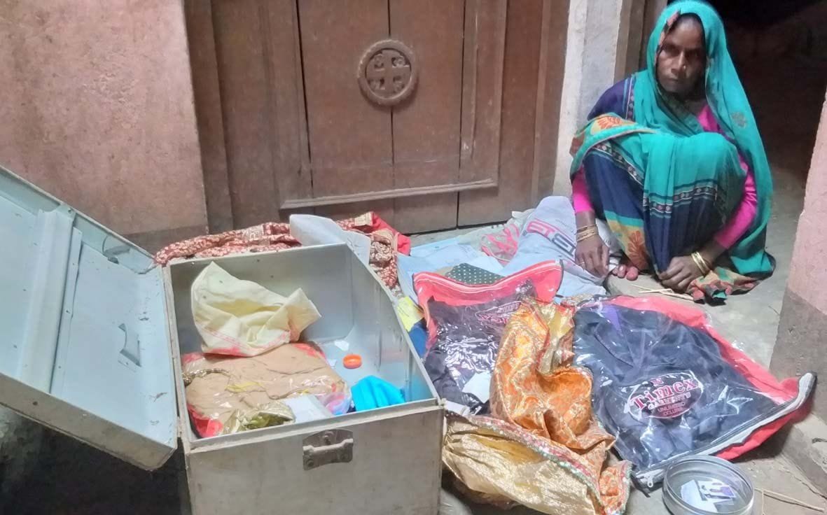 nagadee samet chaar laakh ke jevar le gae chor