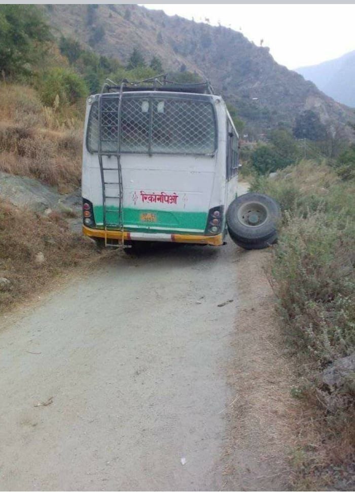 Moving bus tires open, 35 passengers narrowly escaped