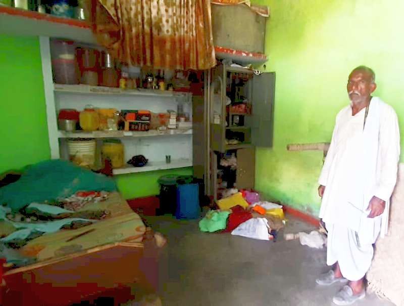 In Mahoba, the thieves broke the lock of the house and burnt three lakh goods including cash