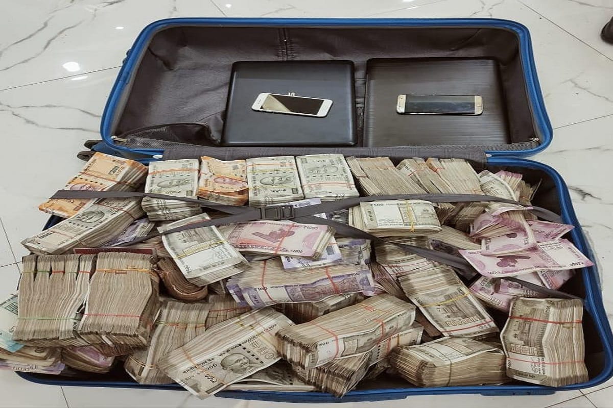 Kolkata: 1.62 crore cash including gold jewelery seized from a house during raid by STF