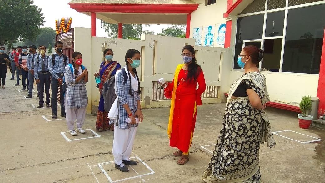 lagaaya maask, haathon mein thaama sahamati patr, chal pade skool