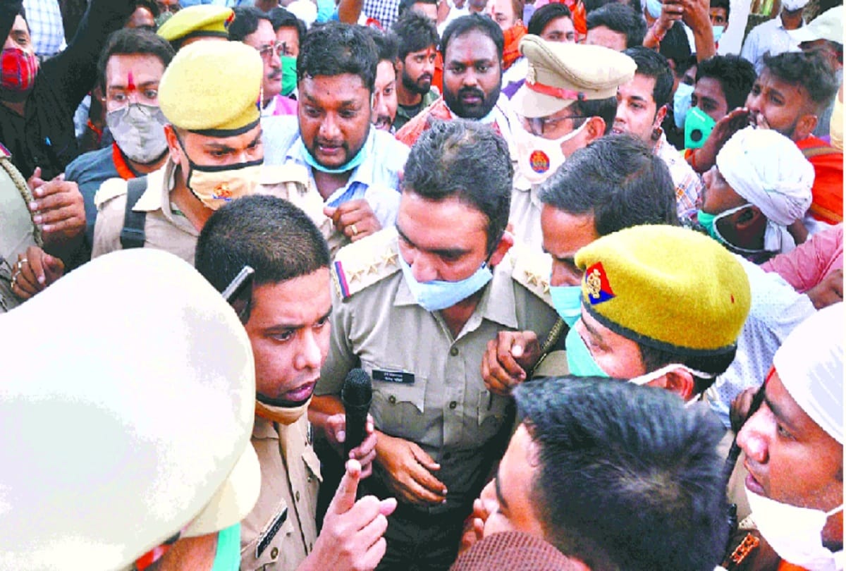 ruckus in police station after lathicharge on activists of Hindu organizations in Bareilly