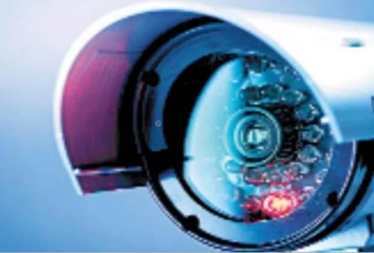 Bag full of silver stolen from bus stopped at dhaba thief caught in CCTV