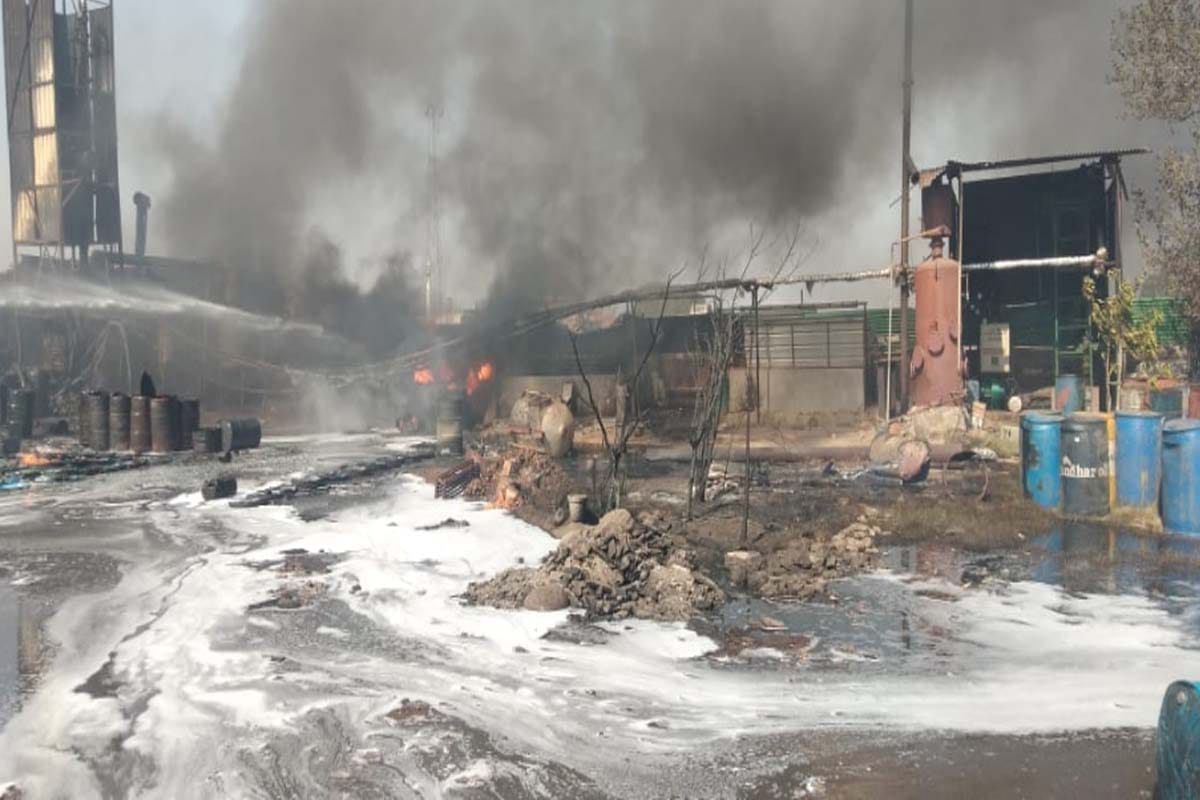 Fire broken out in a Paint and chemical factory in kharkhauda Meerut