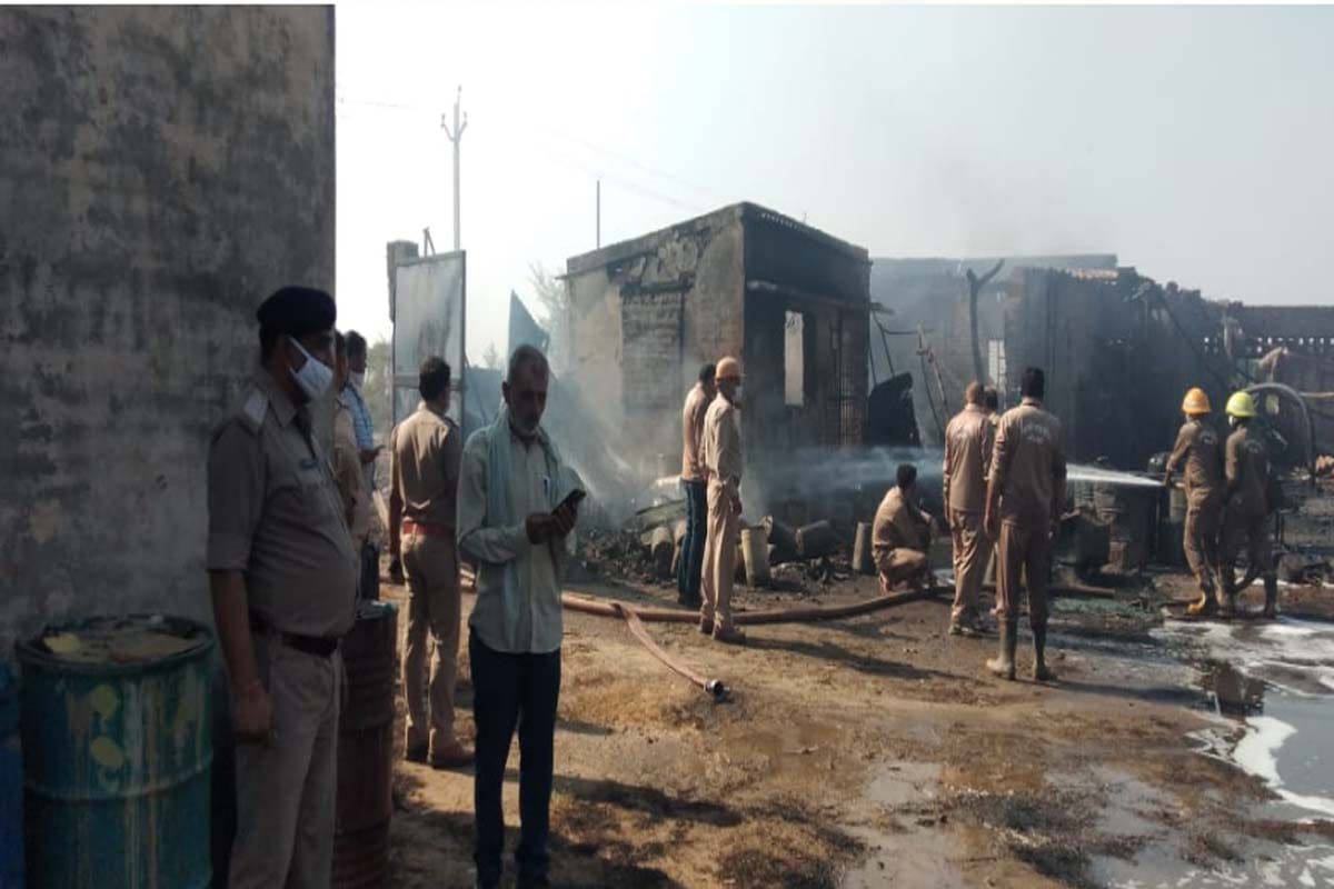 Fire broken out in a Paint and chemical factory in kharkhauda Meerut
