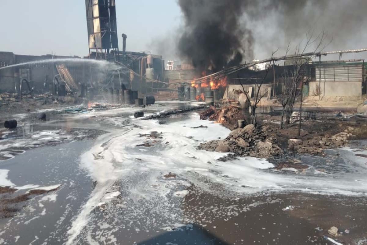Firce fire in an illegal paint factory in kharkhauda Meerut, fire brigade controls the fire