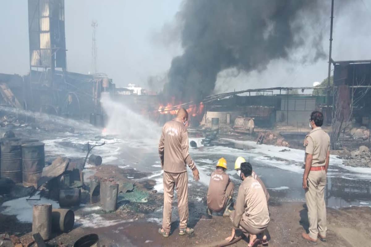 Fire broken out in a Paint and chemical factory in kharkhauda Meerut