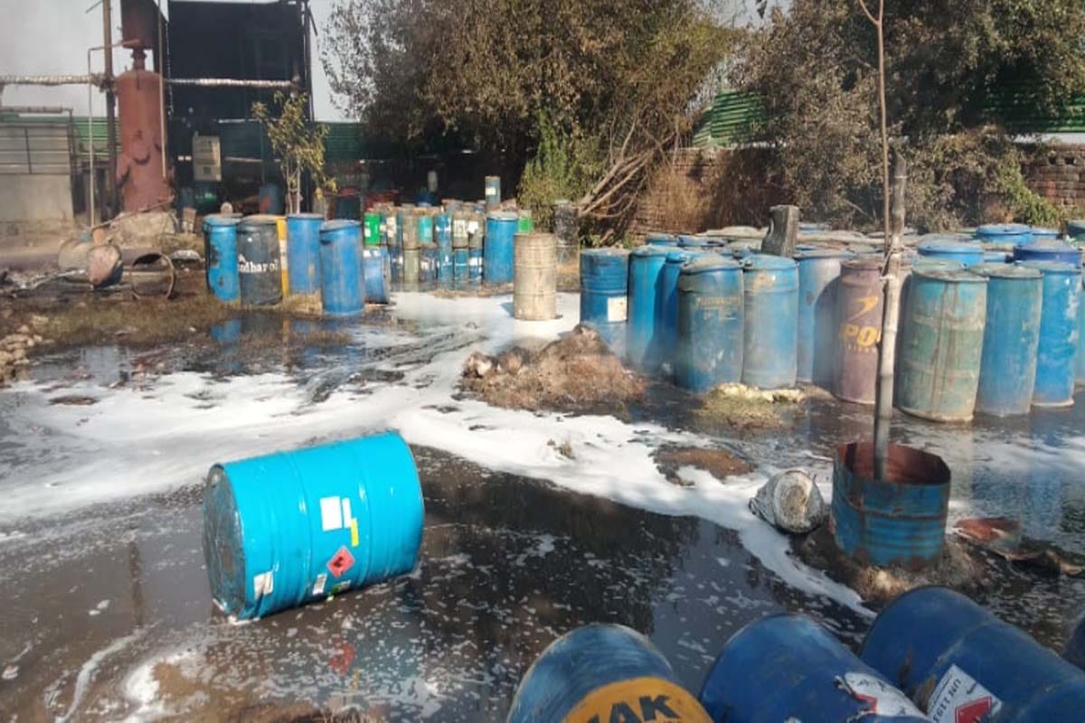 Fire broken out in a Paint and chemical factory in kharkhauda Meerut